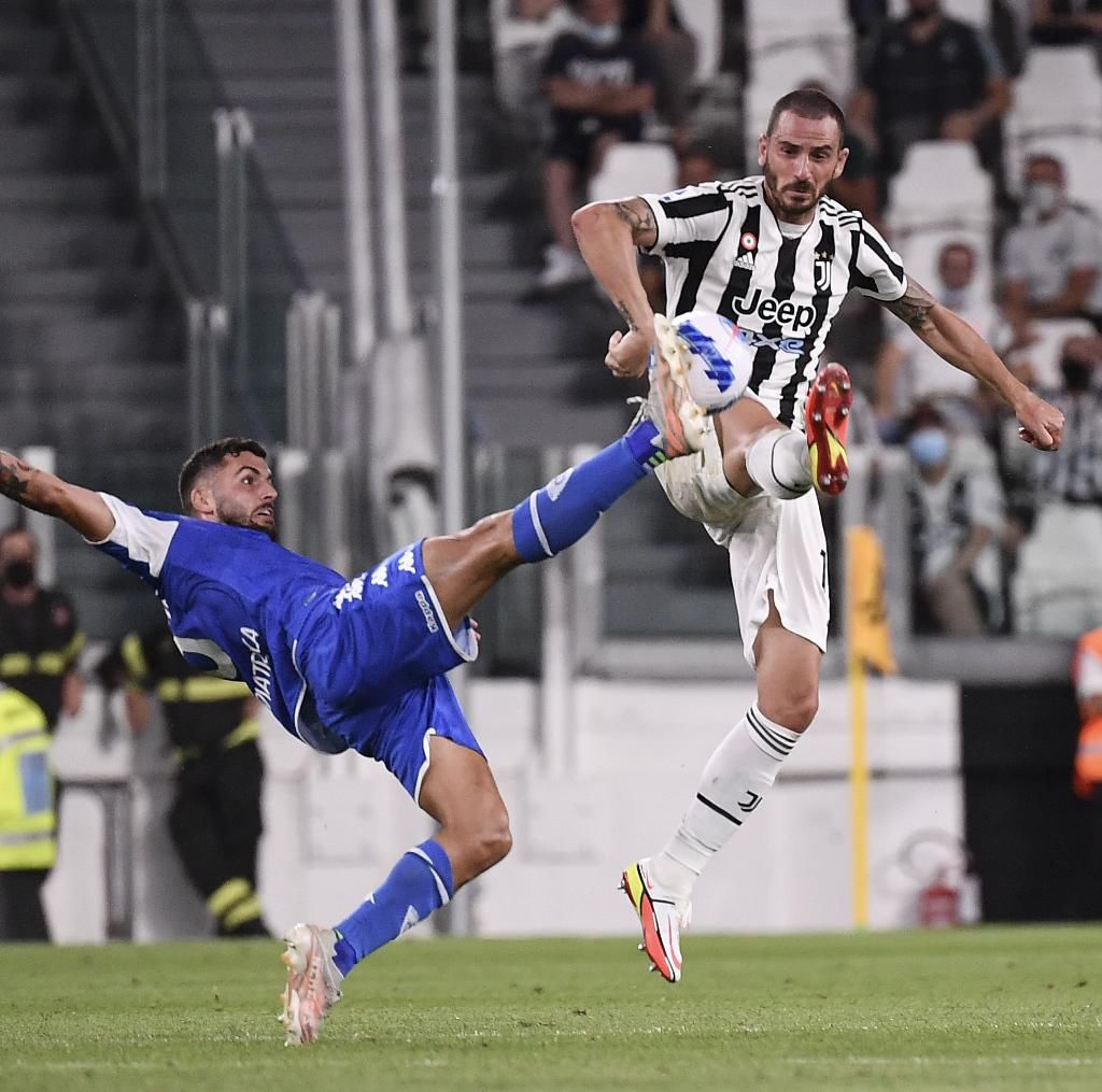 技惊四座，麦克托米奈开场3分钟为苏格兰打入一粒精彩的倒钩